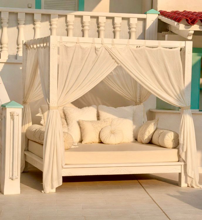 Himmelbett-Lounge auf der Terrasse