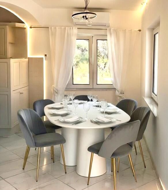 Esszimmer mit rundem Tisch