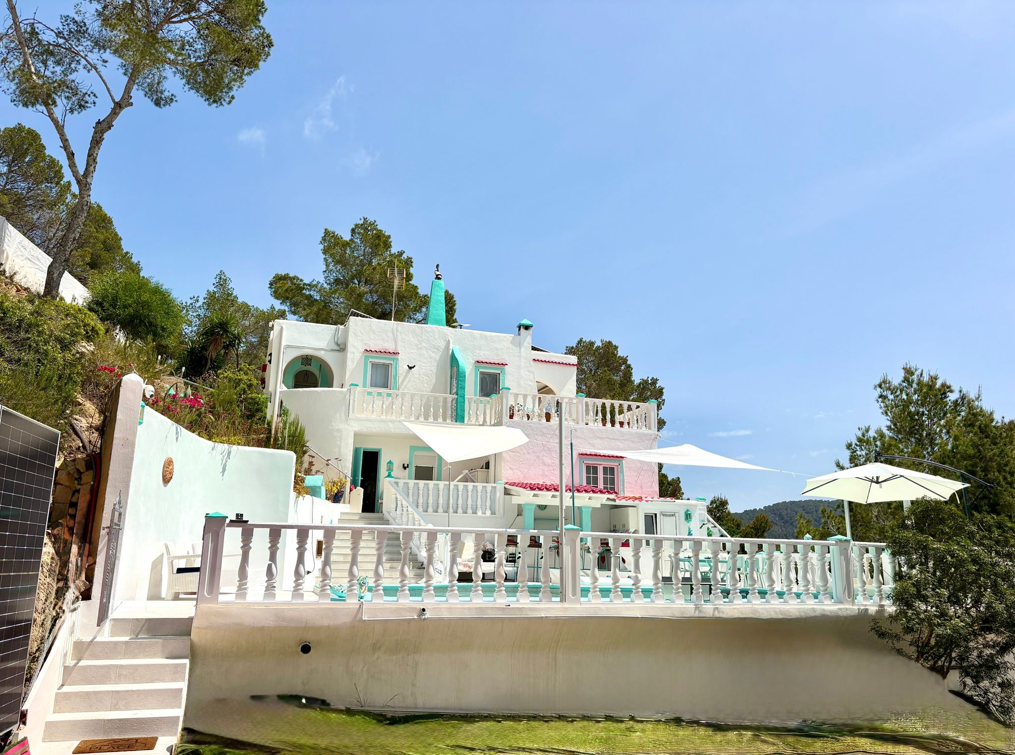 Villa-Außenansicht mit Sonnensegeln