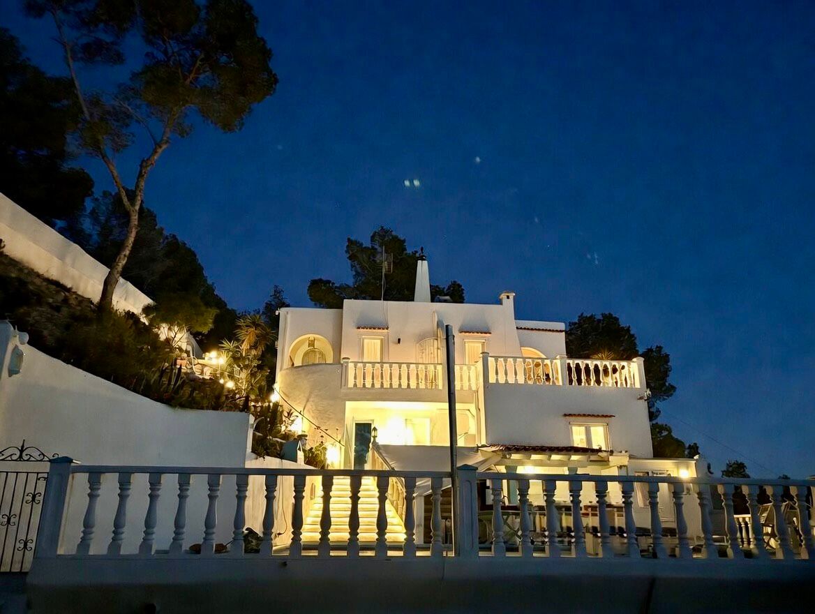Villa bei Nacht beleuchtet