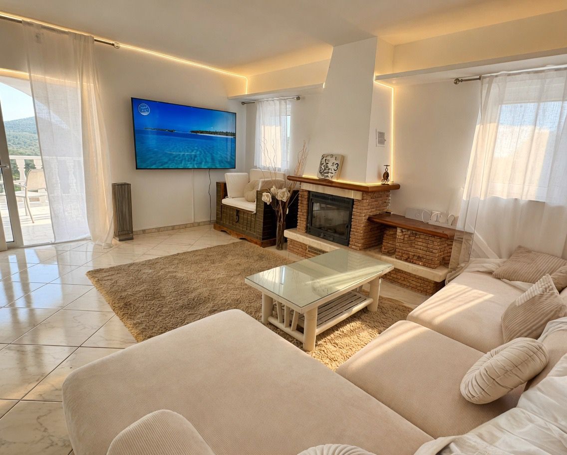 Wohnzimmer mit Kamin und Sofa