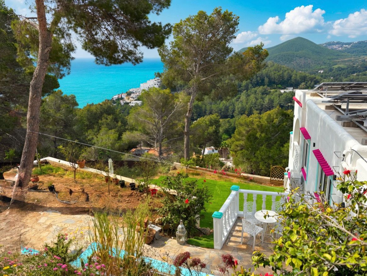 Außenansicht mit Garten, Pool und Meerblick