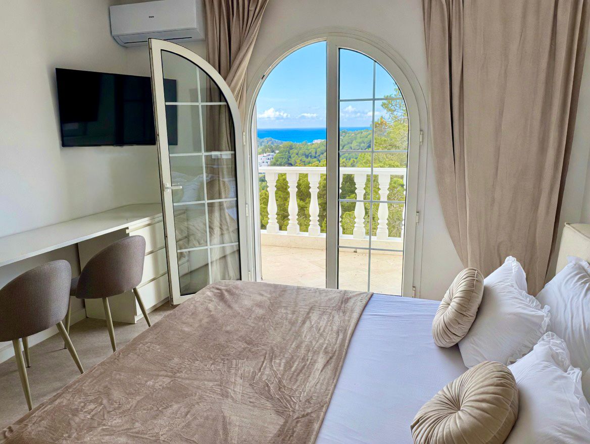 Schlafzimmer mit Meerblick und Bogenfenster