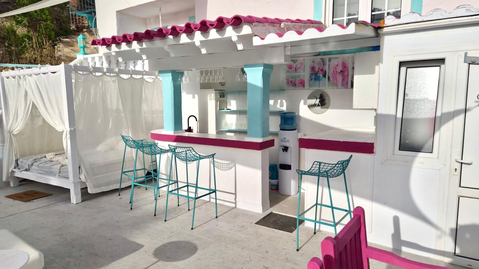 Outdoor-Bar mit Barhockern