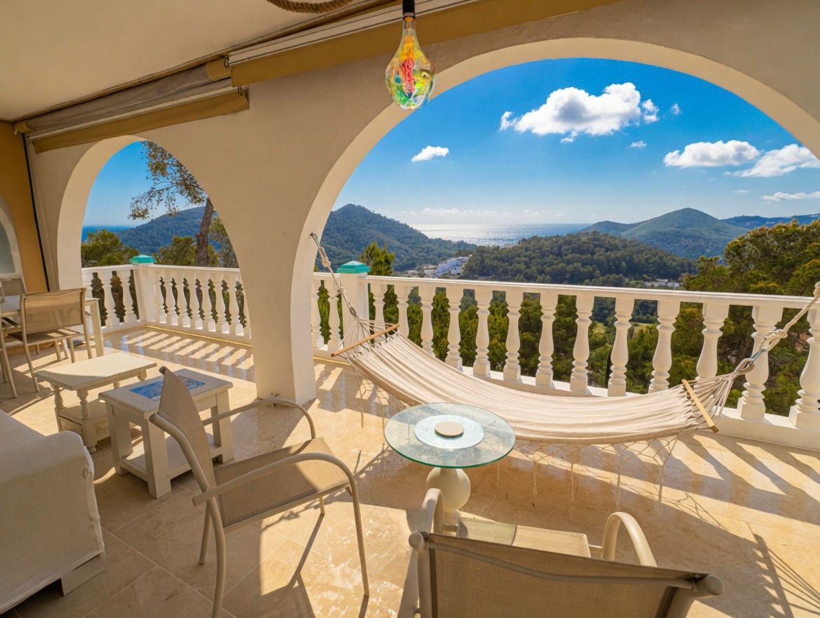 Terrasse mit Bögen und Panoramablick bei Tag