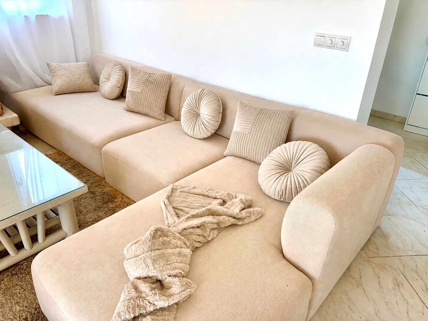Wohnzimmer mit großem Sofa