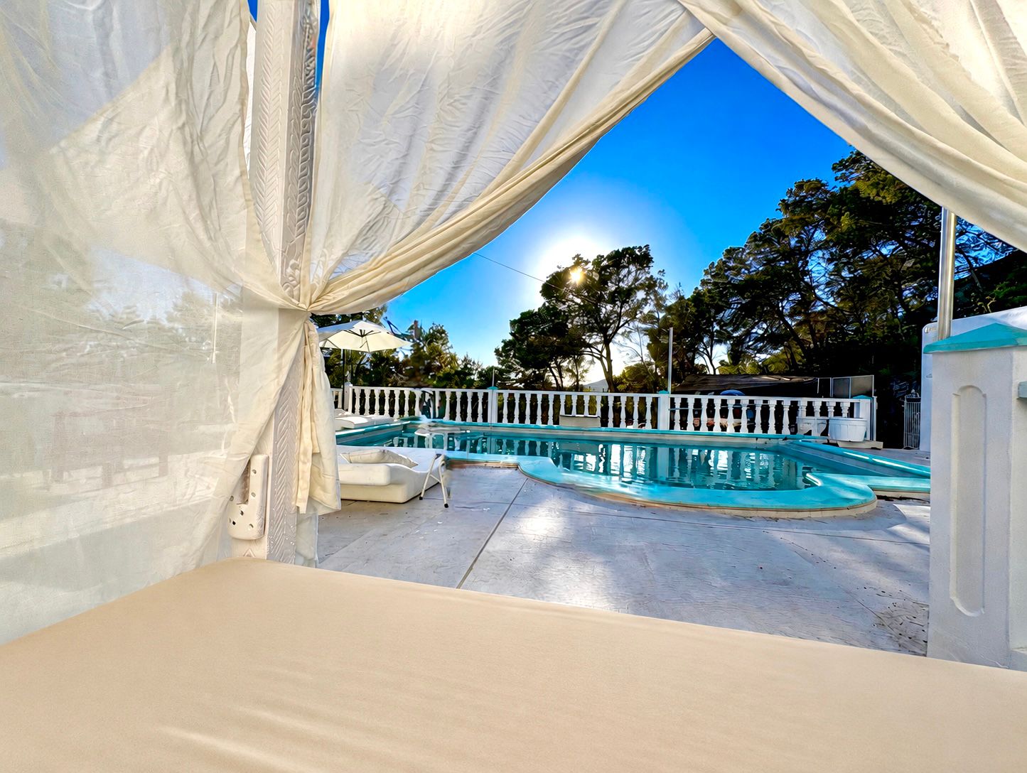 Pool mit Himmelbett-Lounge