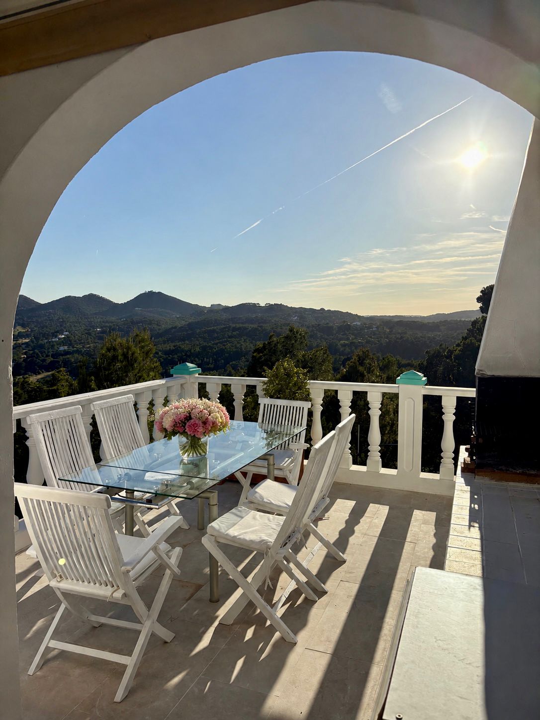 Terrasse mit Esstisch und Panoramablick
